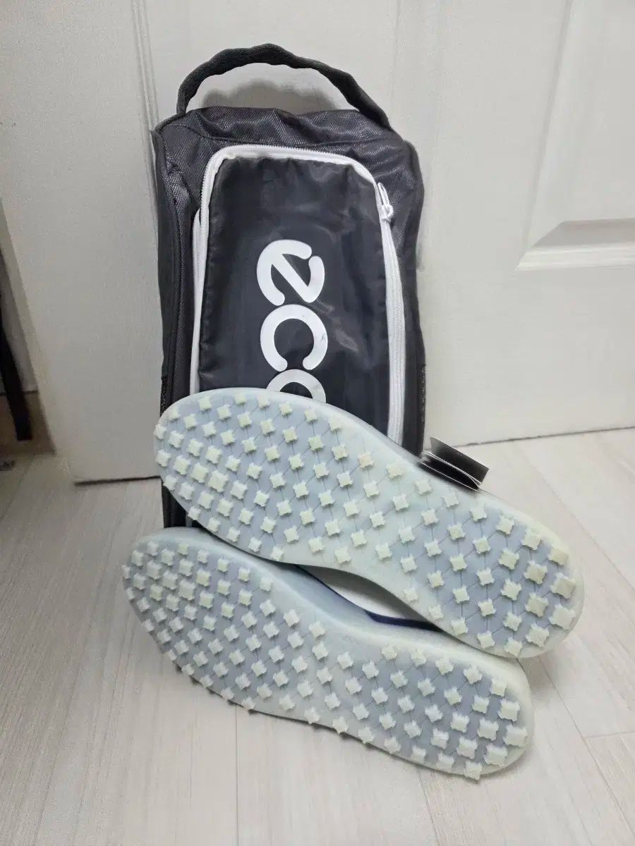 Ecco スパイクレス