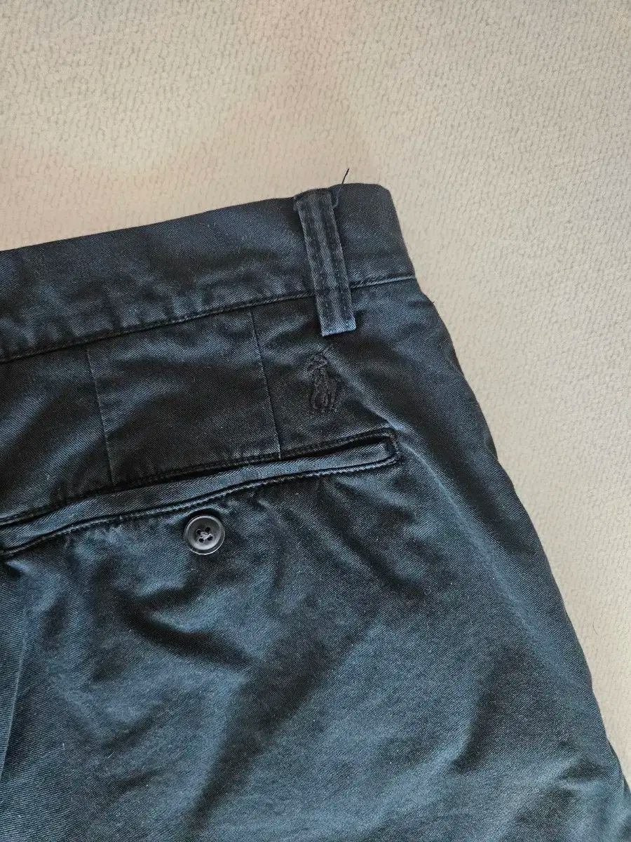 ブラック チノパンツ