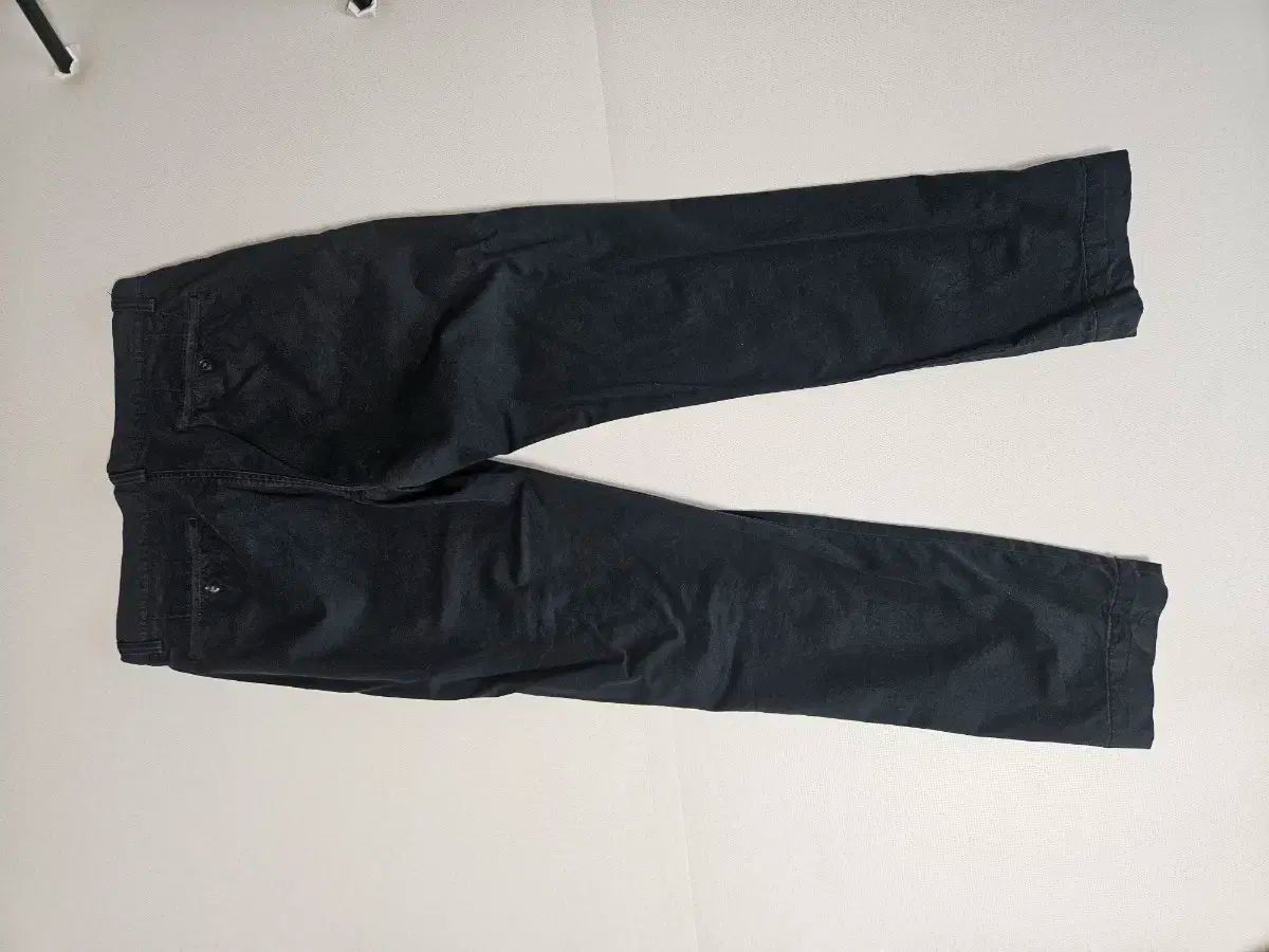 ブラック チノパンツ