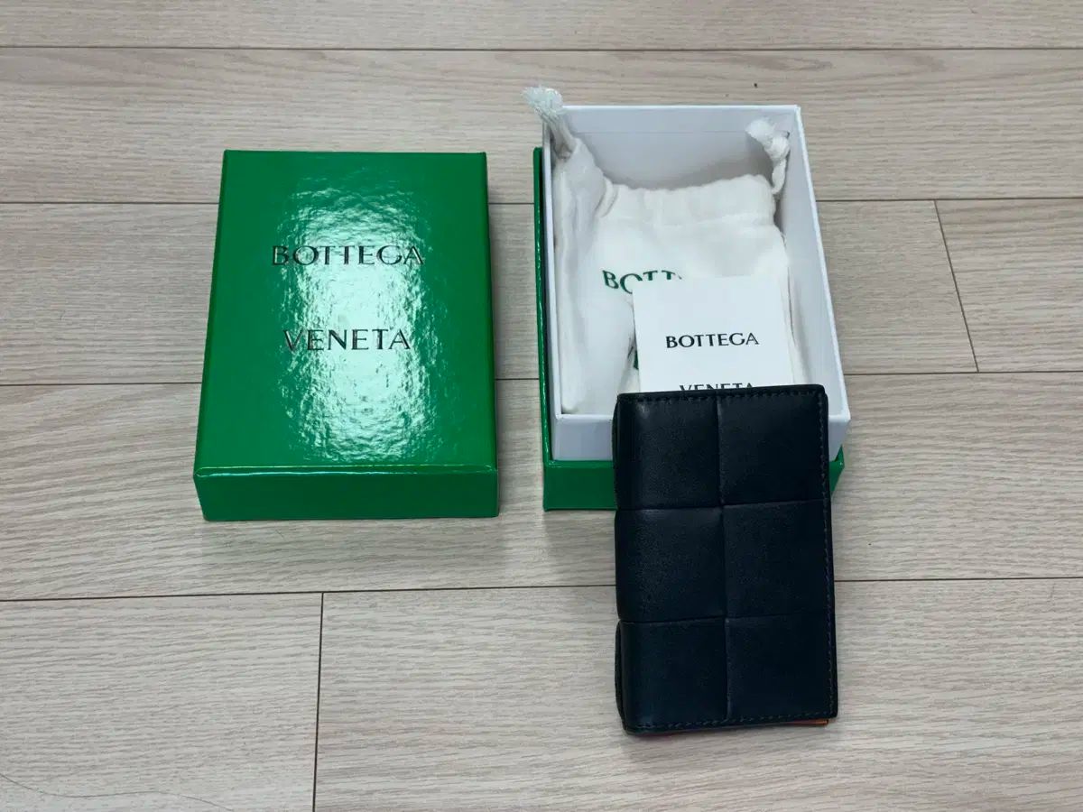 BOTTEGA VENETA ボッテガ ヴェネタ ツートン ラブ