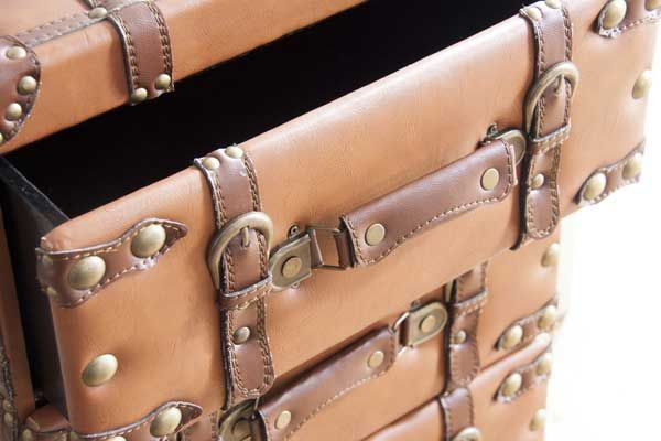 合皮製のトラディショナルなチェスト