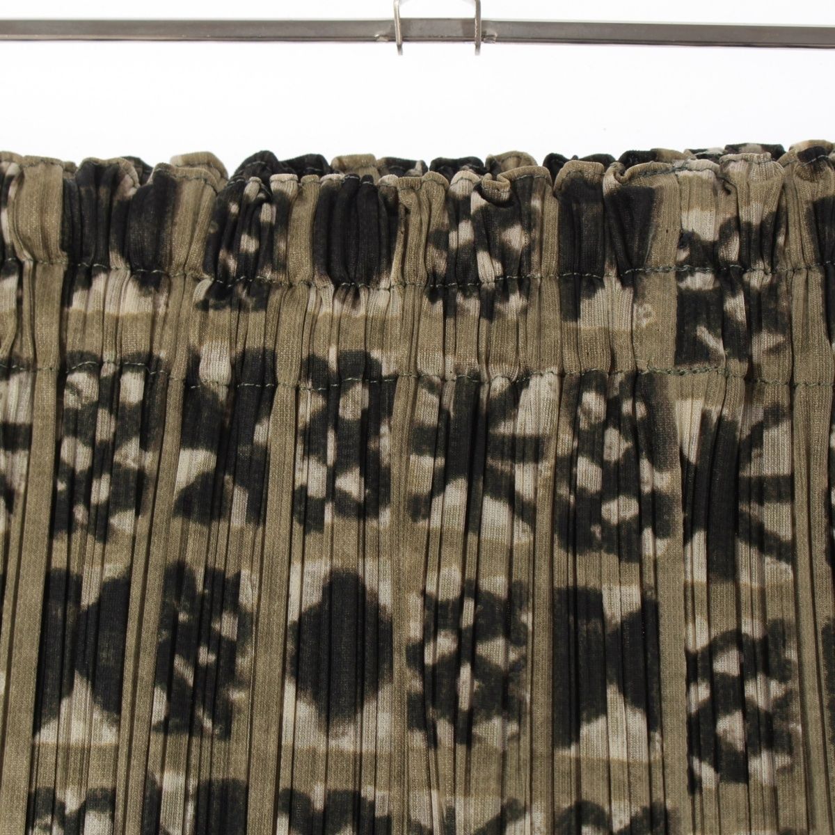 プリーツプリーズ イッセイミヤケ 幾何学柄 スリット タイト ロング スカート ボトムス PP94-JG605 カーキ系 2 GULLKHAN_COM