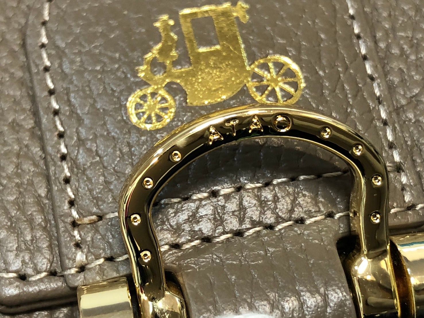 アタオ 二つ折り財布