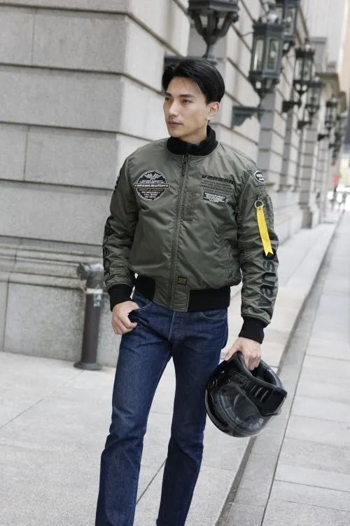 カーキ ブラック