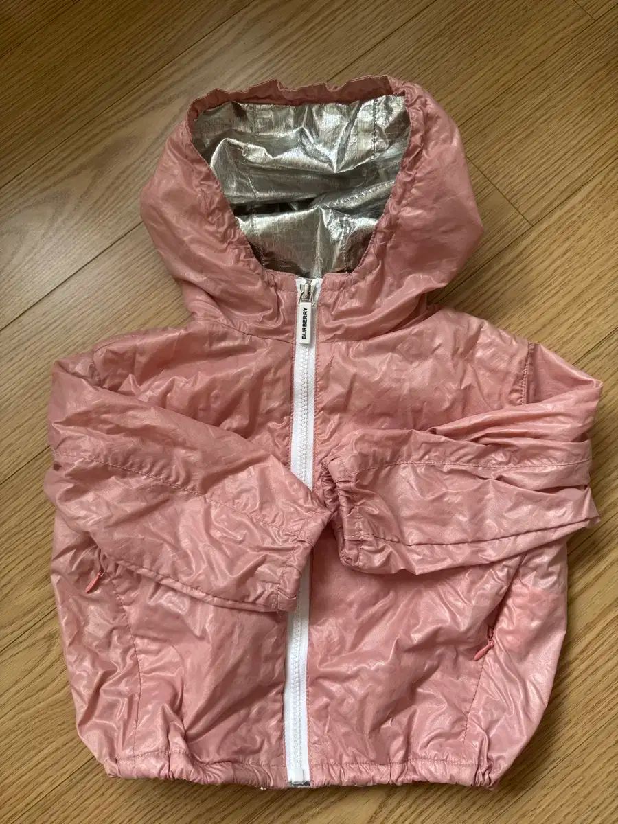 バーバリーキッズ ウィンドブレーカー 2y