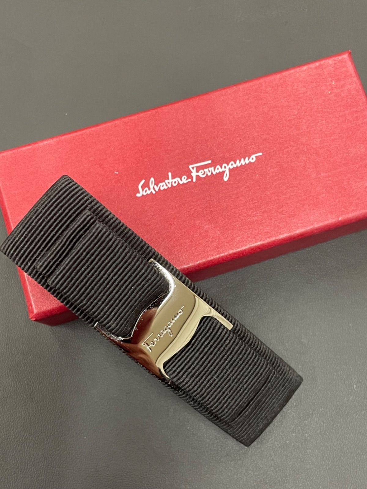 サルヴァトーレフェラガモ ヴァラリボン バレッタ シルバー ブラック