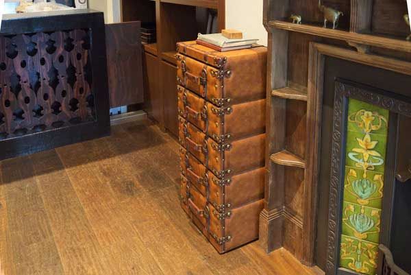 合皮製のトラディショナルなチェスト