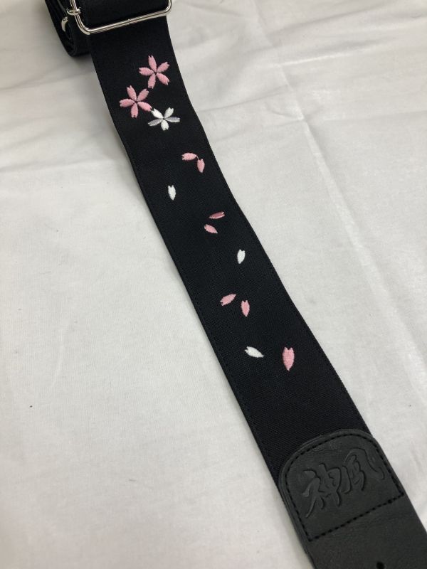 神風ストラップ 桜ブラック 桜吹雪 WWW_TRAVELLANDINDIA_COM
