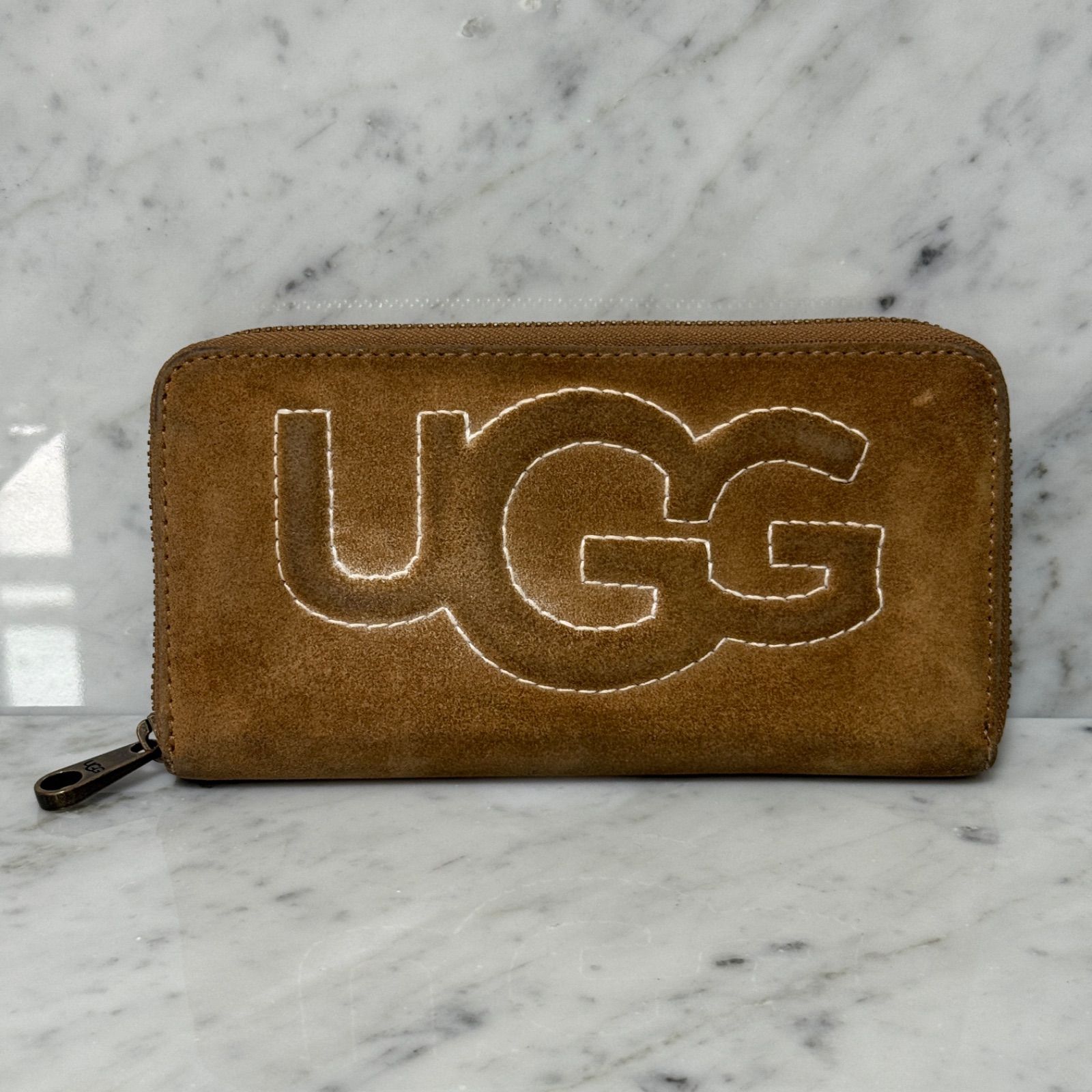 UGGの長財布 UGG アグ 長財布 ラウンドファスナー ジップ スウェード スエード ロゴ