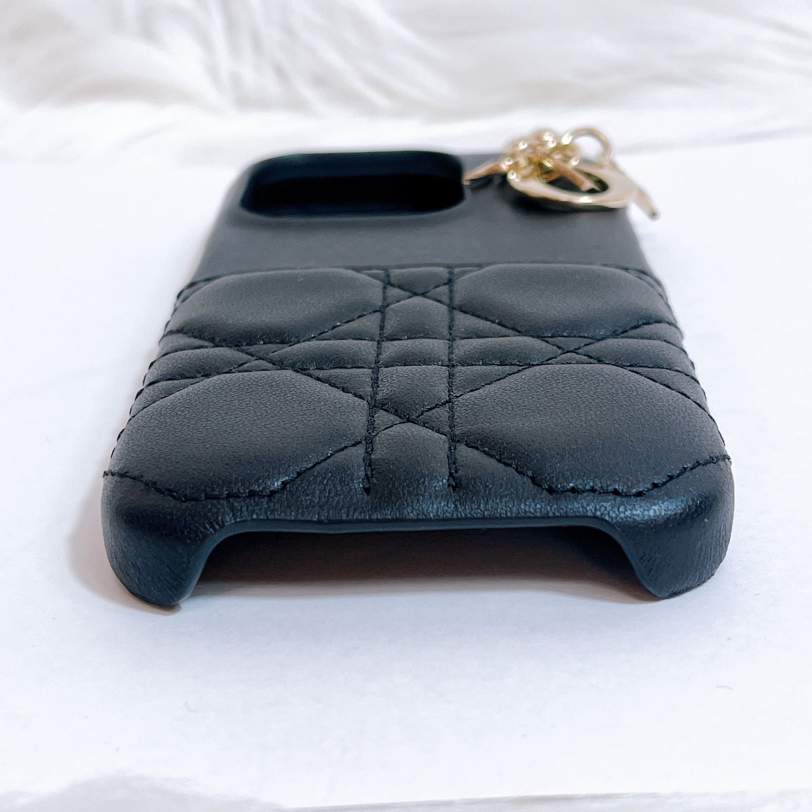✨未使用級✨Dior　LADY DIOR　iPhone15proケース　羊革 ✨未使用級✨Dior LADY DIOR iPhone15proケース 羊革 - メルカリ