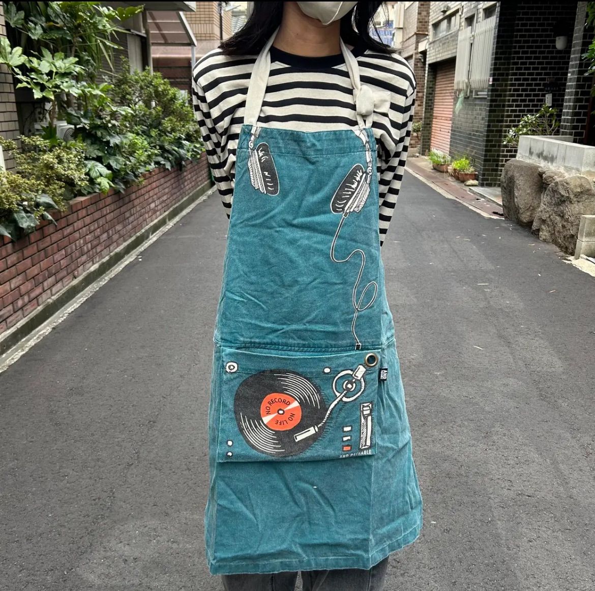 AND PACKABLE】レコード柄 エプロン(82196) - メルカリ
