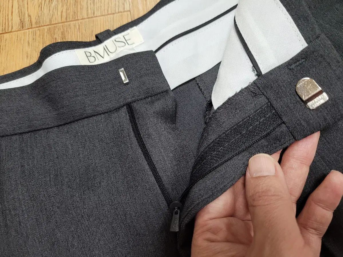 ビミューズ B MUSE ベニュエット ワイド ツータック パンツ 55-66 DECORATOM_COM_BR