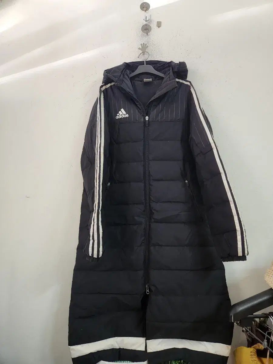 アディダス ダウンジャケット ロング丈 ブラック 3本線 WHO KANDAIZUMI_COM