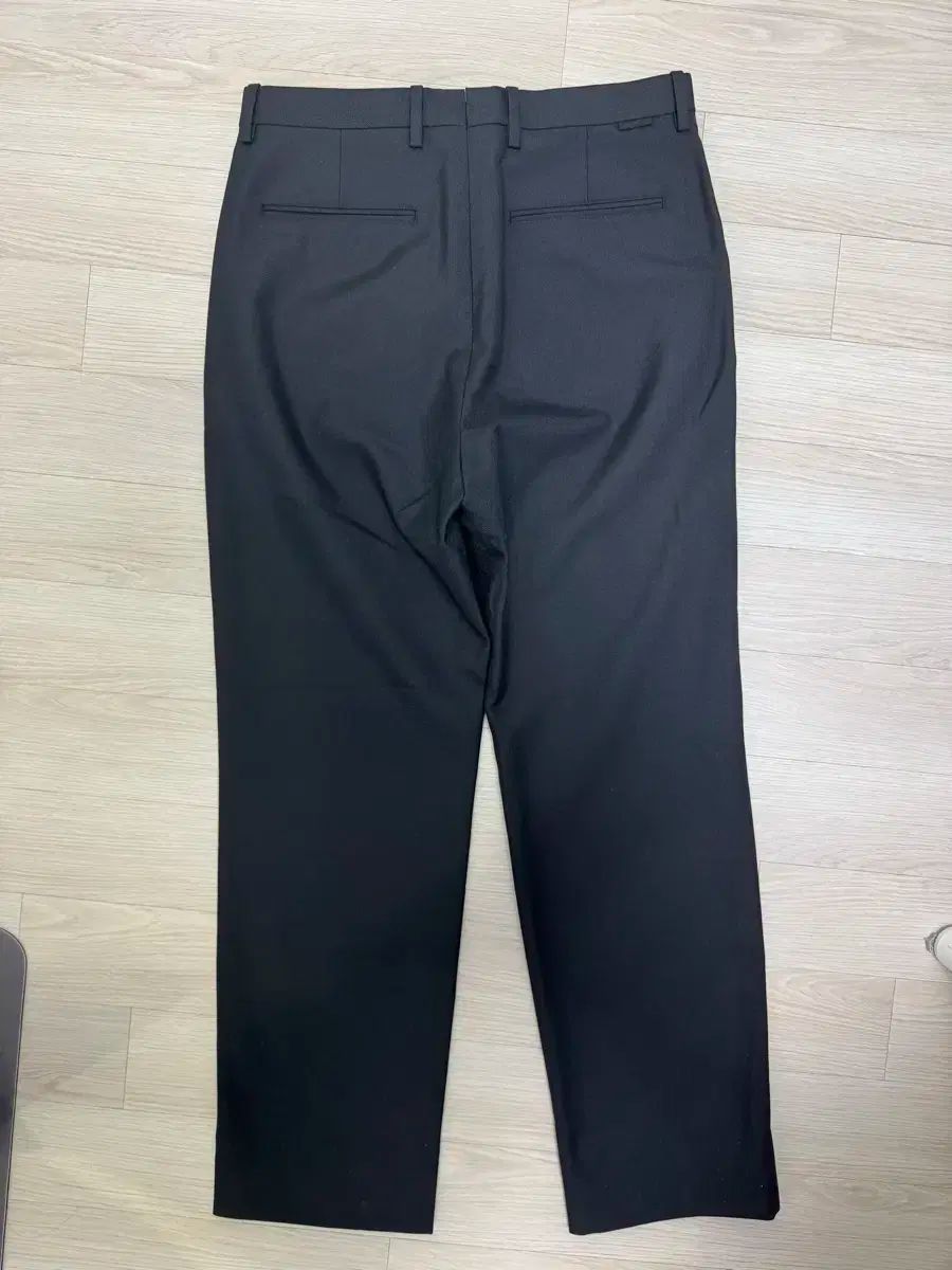 ポッタリー ウール テーパード パンツ ブラック