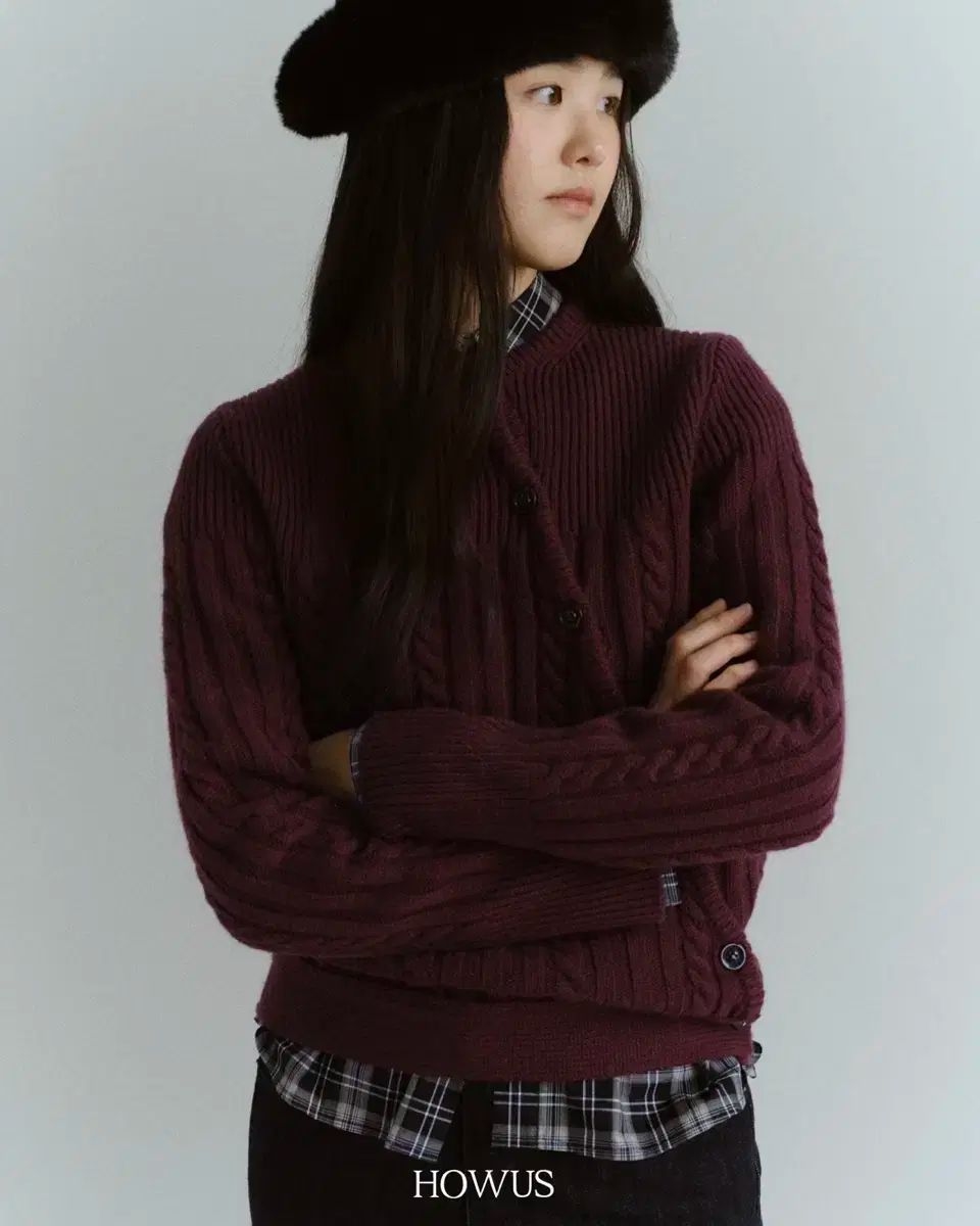 ホワス アシンメトリー スーパーファイン メリノ ウール カーディガン バーガンディ