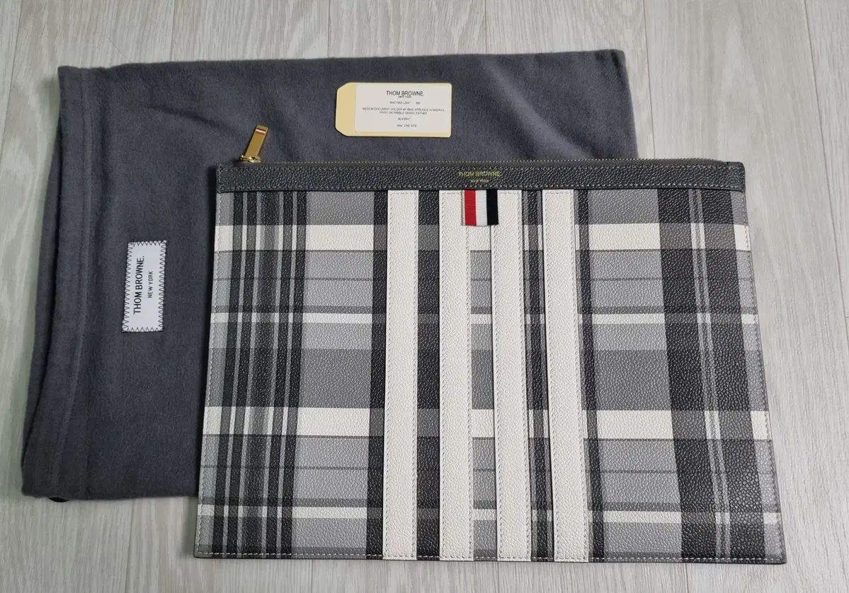 トム ブラウン 斜めボーダー クラッチバッグ ミディアム