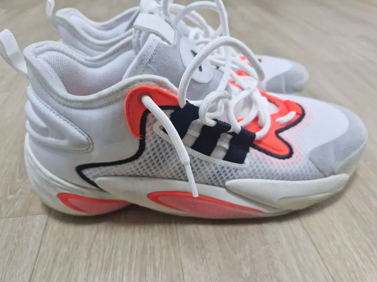 アディダス バスケシューズ