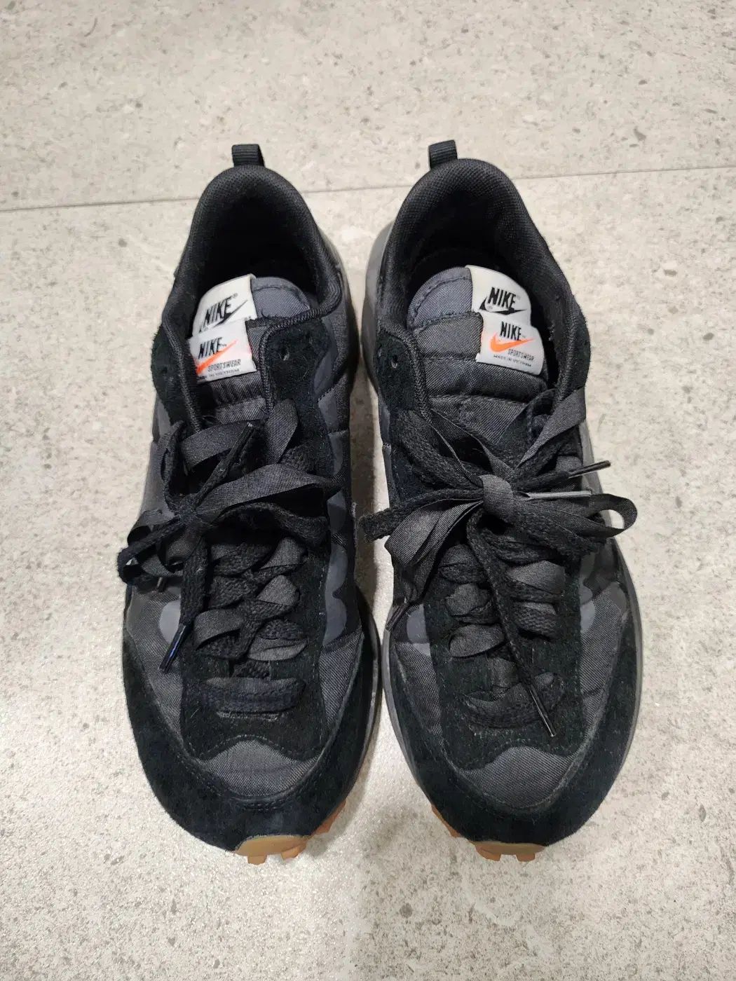 ナイキ x サカイ ヴェイパーワッフル ブラック アンド ガム