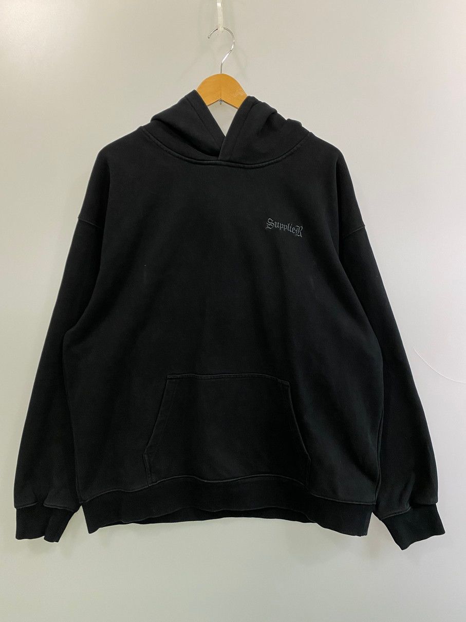 品 SUPPLIER サプライヤー STUDS LOGO HOODIE フーディ トップス 142-251102-zi-15-min