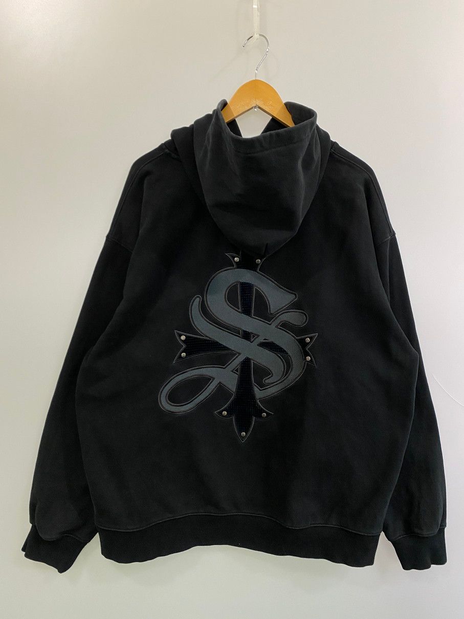 品 SUPPLIER サプライヤー STUDS LOGO HOODIE フーディ トップス 142-251102-zi-15-min