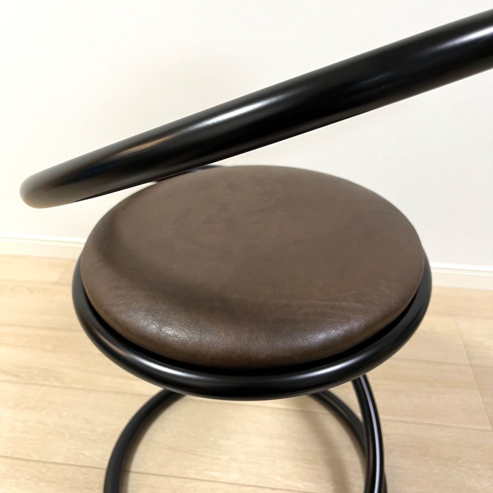 た76 TORNADO トルネードチェア パイプチェア スツール モダン スタイリッシュ 3次元曲線 曲げパイプ MARWIL-DEMENAGEMENTS_CH