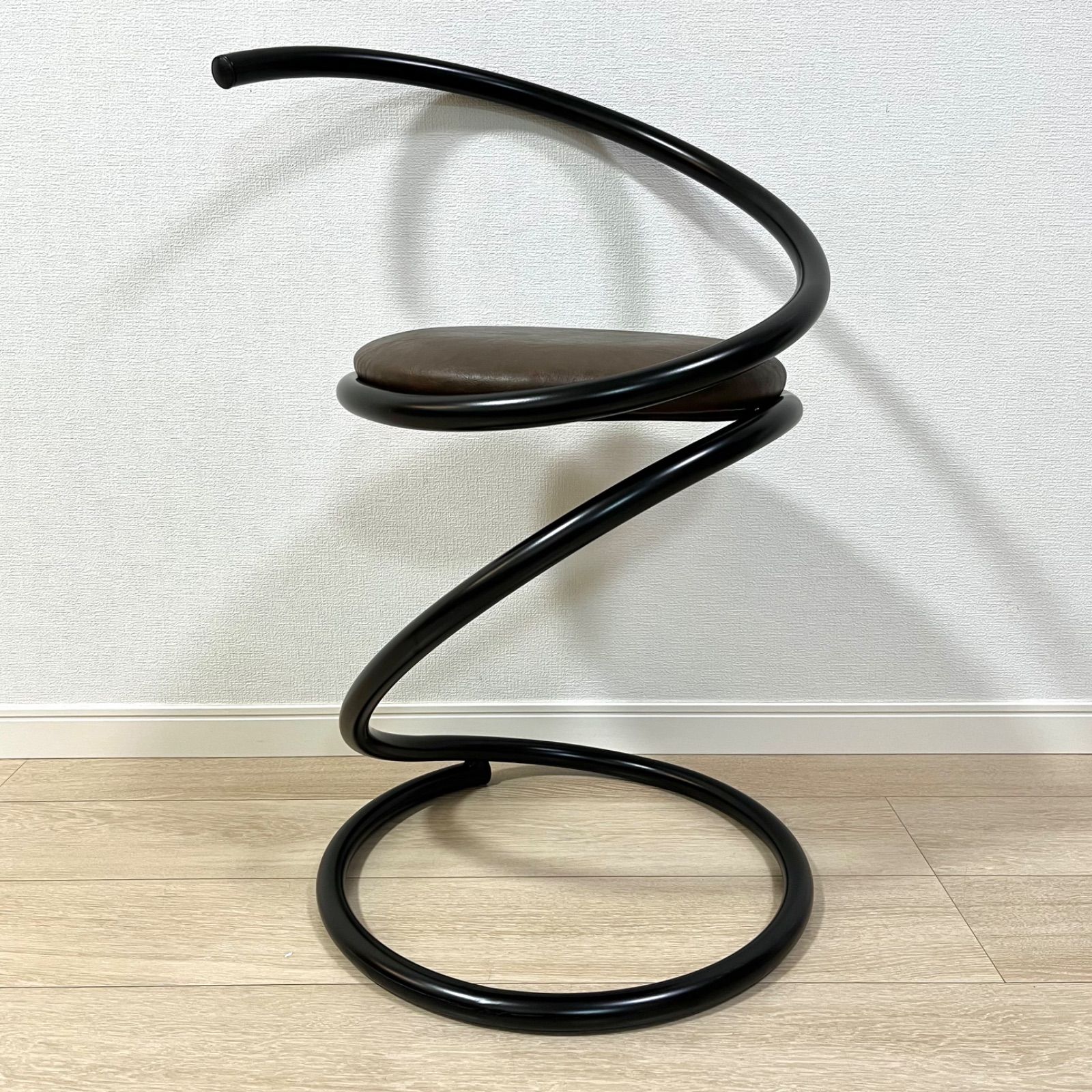 た76 TORNADO トルネードチェア パイプチェア スツール モダン スタイリッシュ 3次元曲線 曲げパイプ