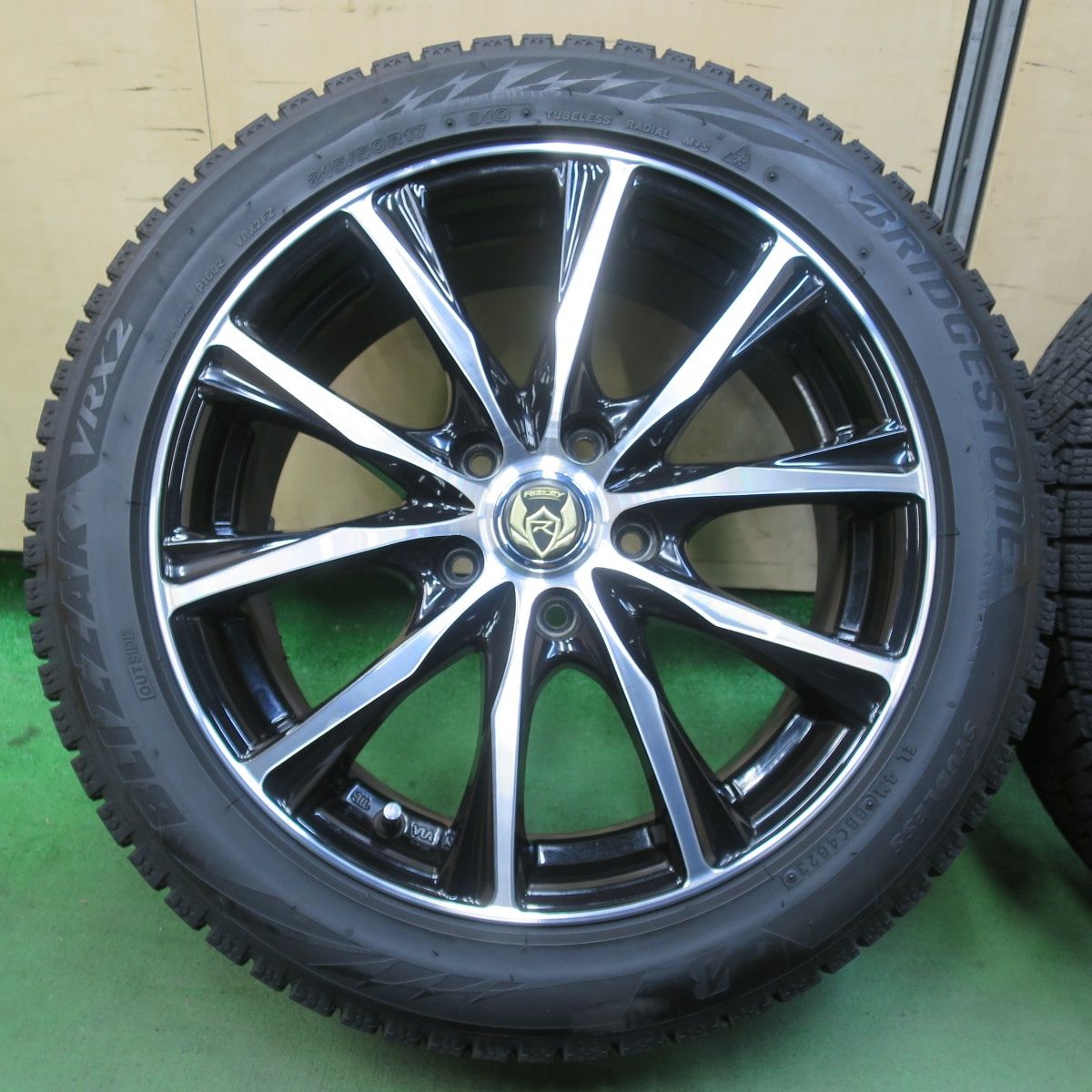 バリ溝 23年 キレイ 9 5分 スタッドレス 215 50 R 17 ブリヂストン ブリザック VRX 2 RiZLEY ライツレー 17インチ PCD 114 3 5 H 5102706イス