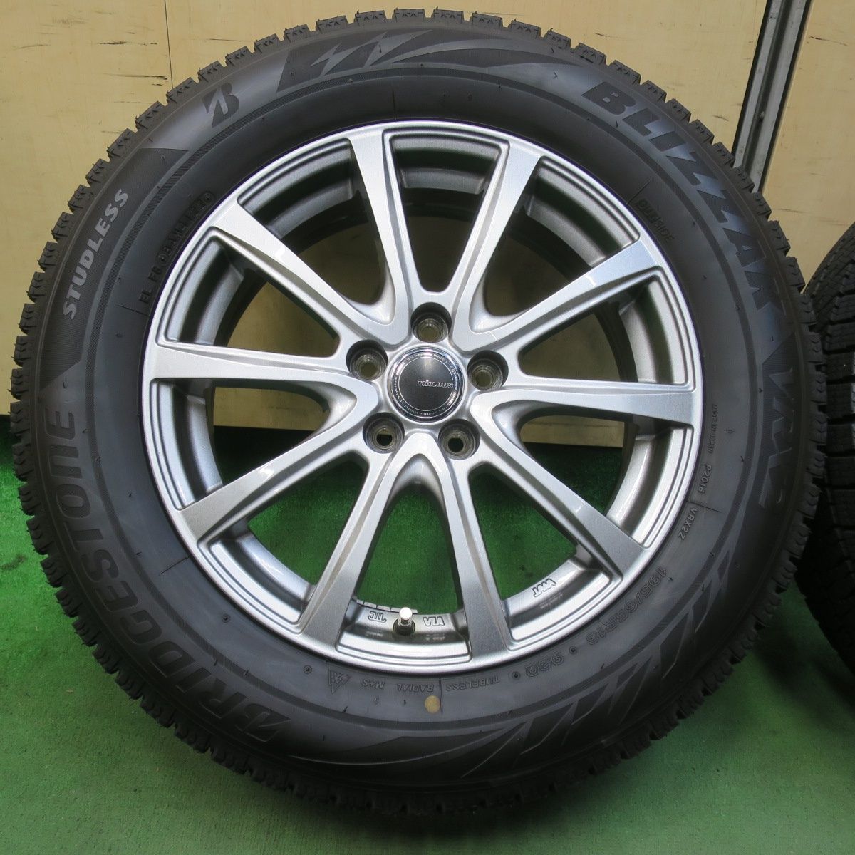 バリ溝 22年 キレイ 9 5分以上 ライズ ロッキー レックス 等 195 65 R 16 スタッドレス ブリヂストン ブリザック VRX 2 MiLLOUS ミルアス 16インチ PCD 100 5 H 5102705イス