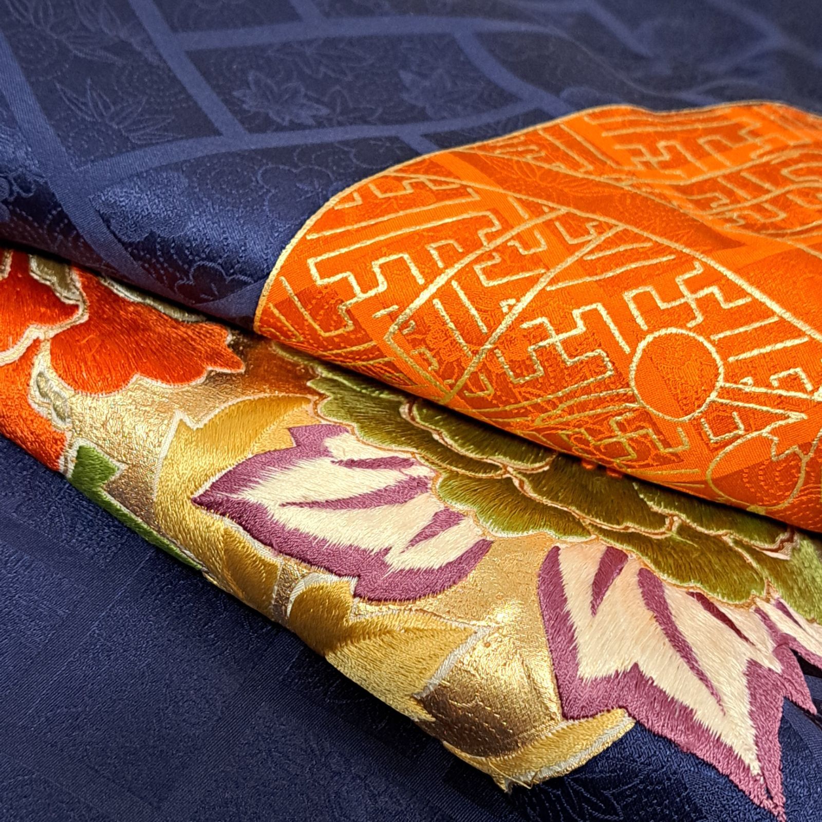 地紋入り紺地に豪華な刺繍 も02S01