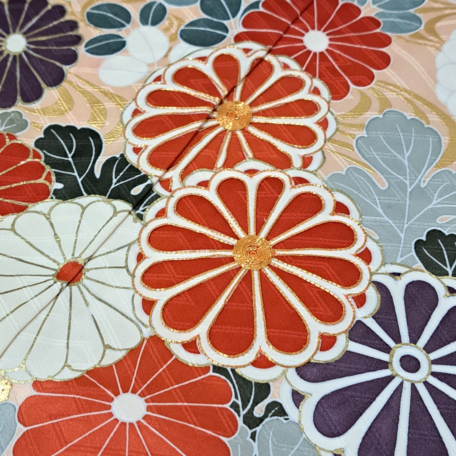 紗綾形地紋入りピンク系の古典柄の正統派 振袖