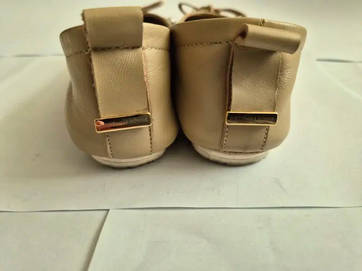 フラット シューズ