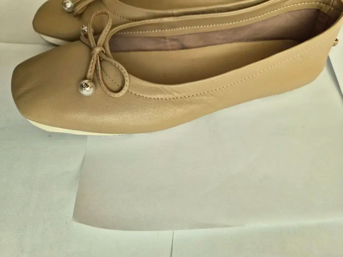 シューコンマボニー リボン フラット シューズ ベージュ