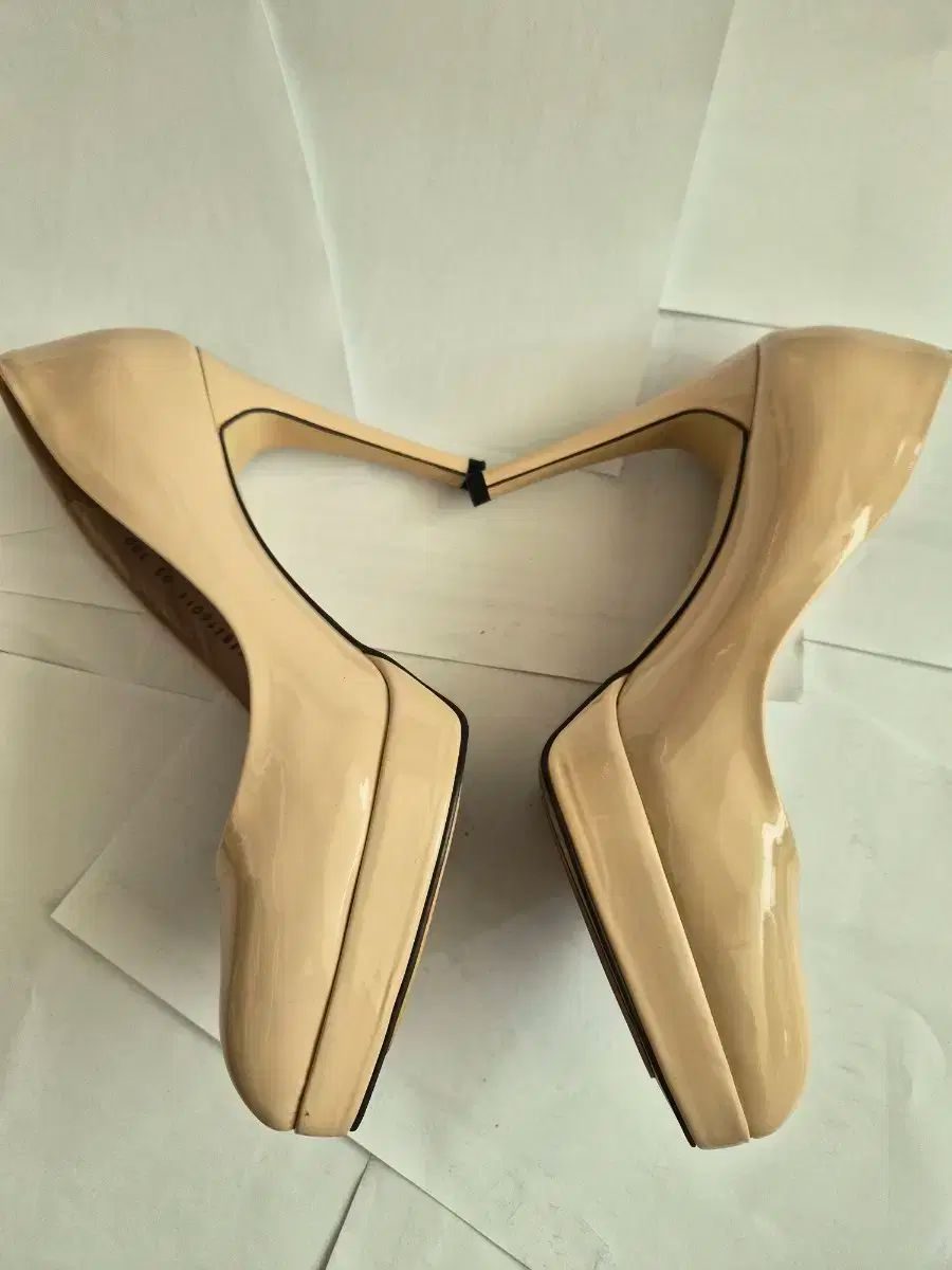 SUECOMMA BONNIE シューコンマボニー ベージュ エナメル パンプス
