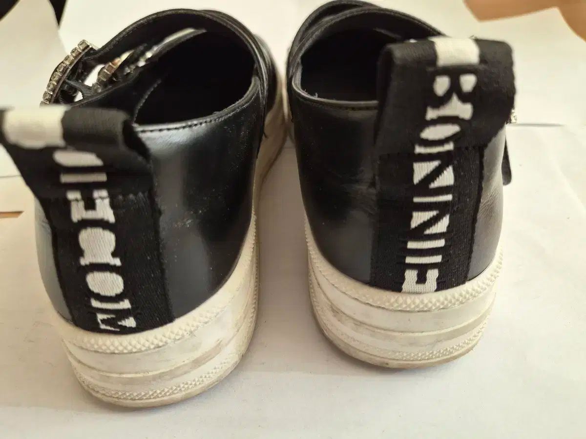  SUECOMMA BONNIE ブラック エナメル ハート 装飾 シューズ フラットシューズ バレエシューズ パンプス