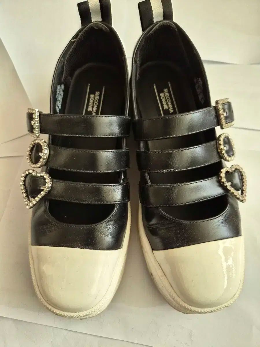 SUECOMMA BONNIE ブラック エナメル ハート 装飾 シューズ