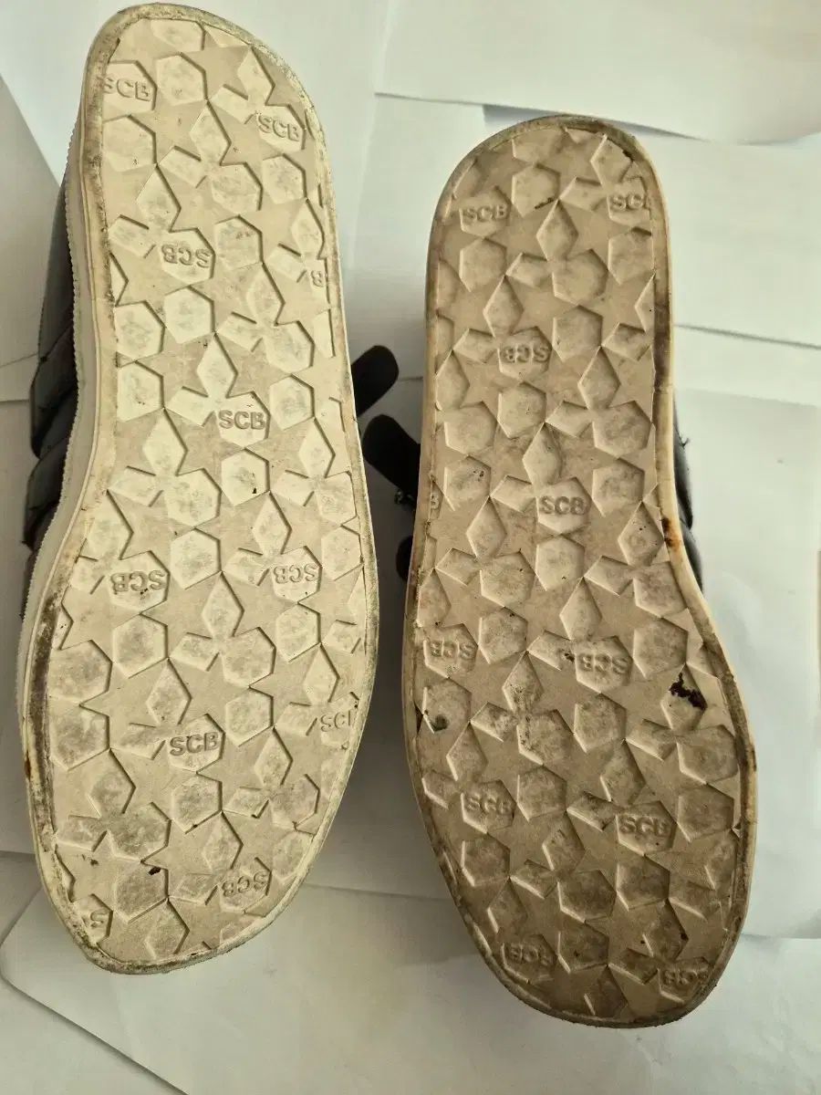 SUECOMMA BONNIE ブラック エナメル ハート 装飾 シューズ