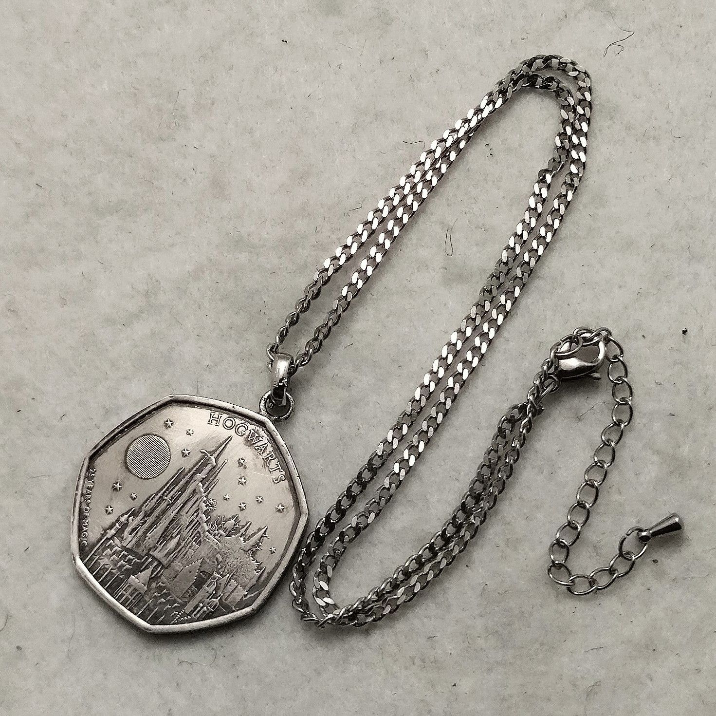 ハリー・ポッター ホグワーツ城 イギリスのコインネックレス ロンドンからハリーポッターのロケ地観光！