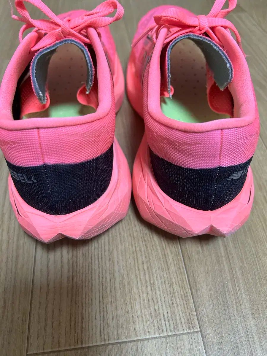 ニュー ンス フューエルセル レベル v 4 ウルトラ ピンク ブラック 275 - 2 E