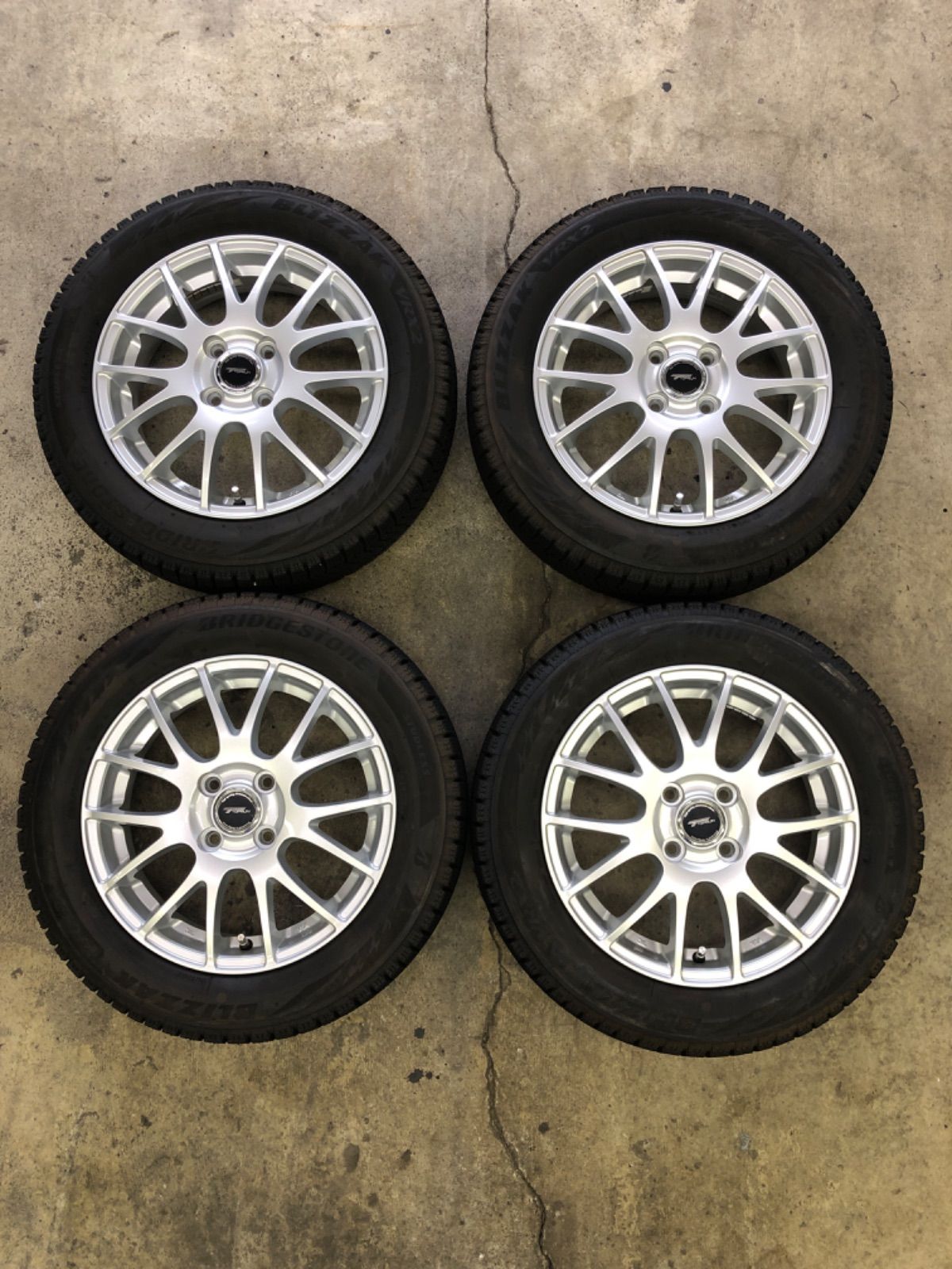 スタッドレスタイヤ ソリオ デリカD 2 165 65 R 15 アルミホイール タフト