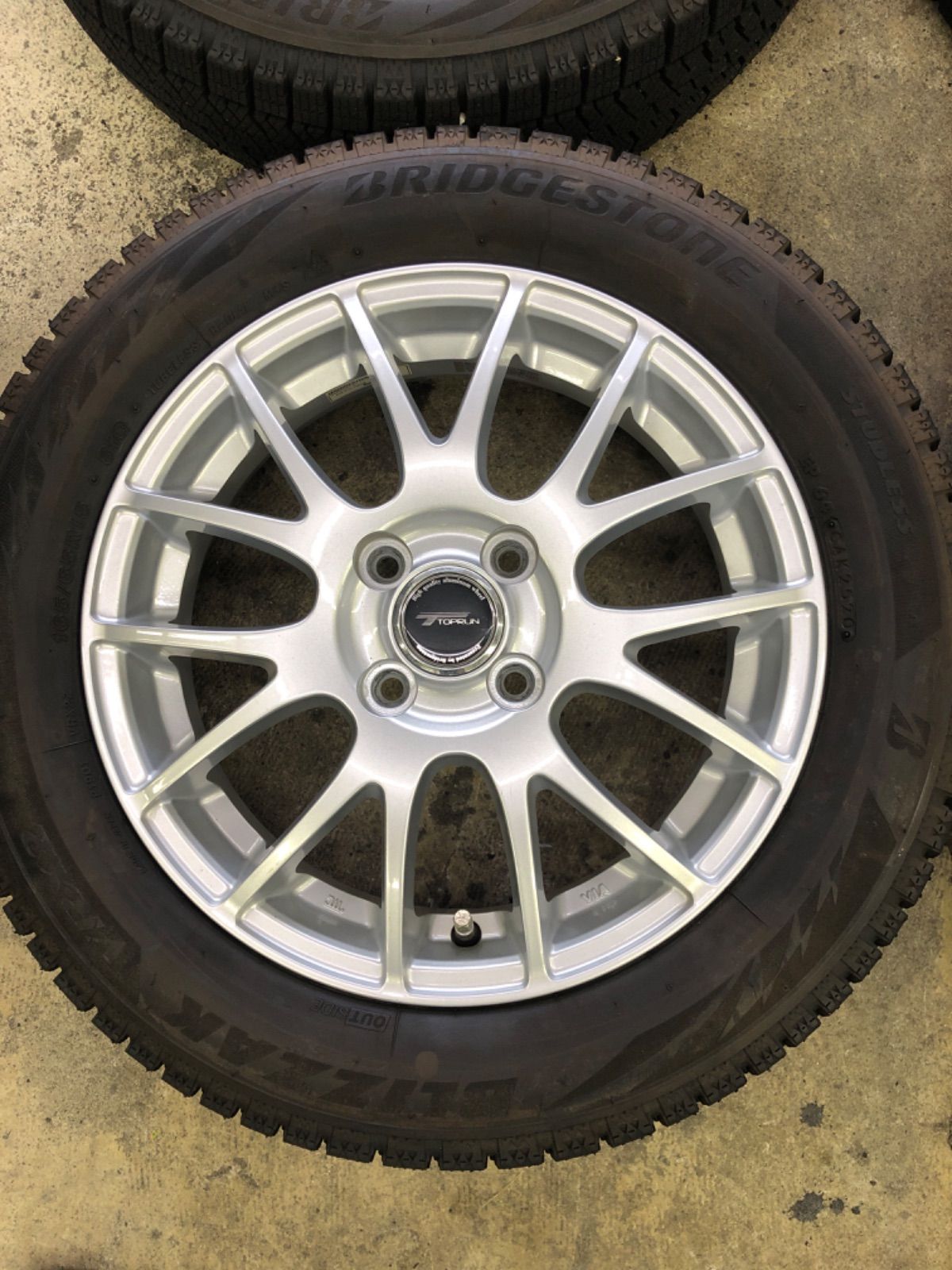 スタッドレスタイヤ ソリオ デリカD 2 165 65 R 15 アルミホイール タフト