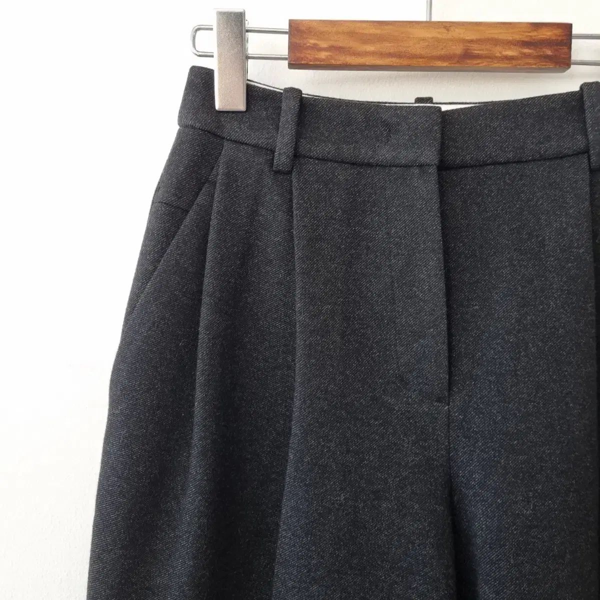 LOEUVRE チャコール ピンタック ウール ワイドパンツ 1サイズ DECORATOM_COM_BR