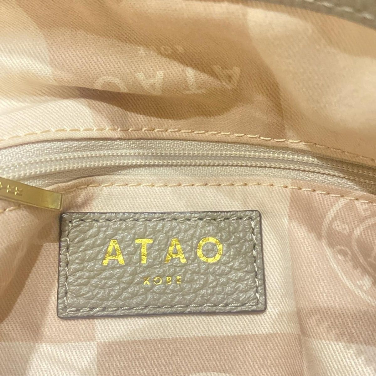 グレーベージュ