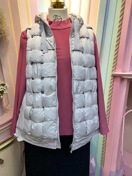 レディースファッション 感漂う 前身頃編み込みフード付き 総裏 中綿 前ファスナーベスト ショート丈 背中部分ニット素材 心地いい手触りで着心地も抜群 裾部分はドローコードで調節可 両サイドにはポケットがあります