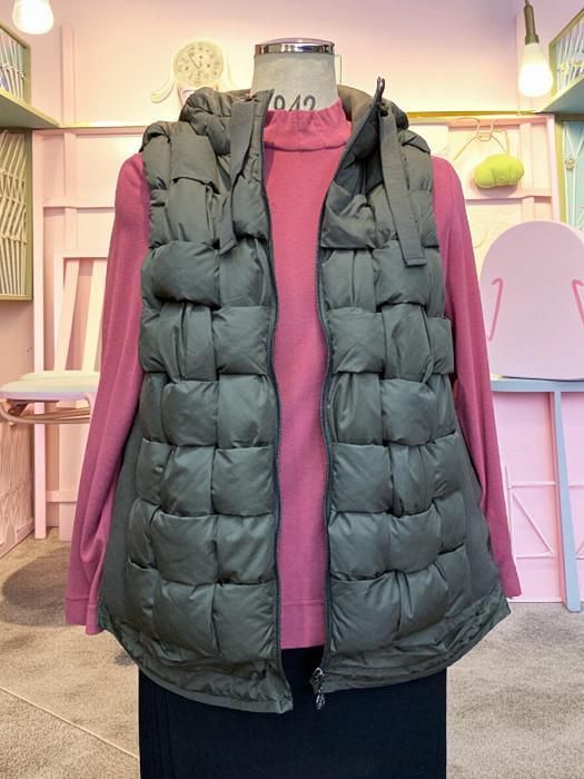 レディースファッション 感漂う 前身頃編み込みフード付き 総裏 中綿 前ファスナーベスト ショート丈 背中部分ニット素材 心地いい手触りで着心地も抜群 裾部分はドローコードで調節可 両サイドにはポケットがあります