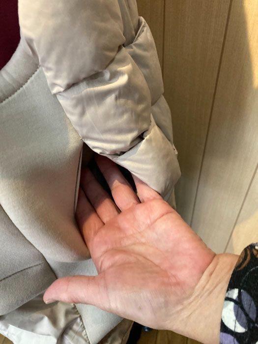 裾部分はドローコードで調節可 両サイドにはポケットがあります