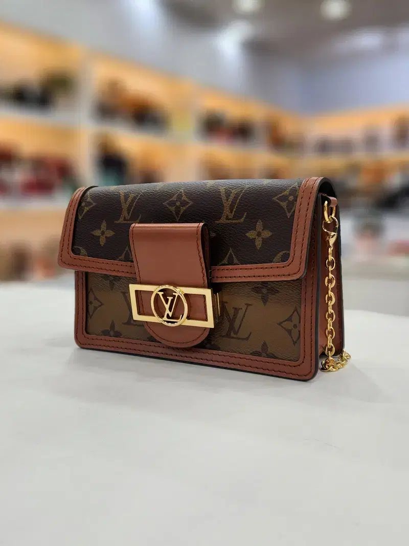 ルイヴィトン ドーフィーヌ ウォレット クロスバック 級 23年 M68746 DECORATOM_COM_BR