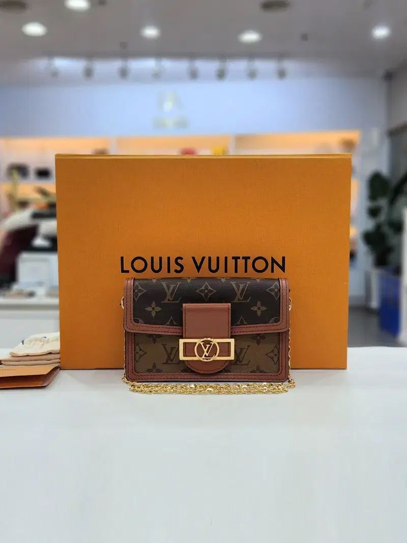 ルイヴィトン ドーフィーヌ ウォレット クロスバック 級 23年 M 68746