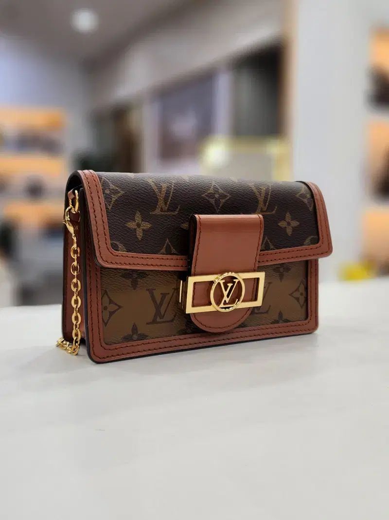 ルイヴィトン ドーフィーヌ ウォレット クロスバック 級 23年 M68746
