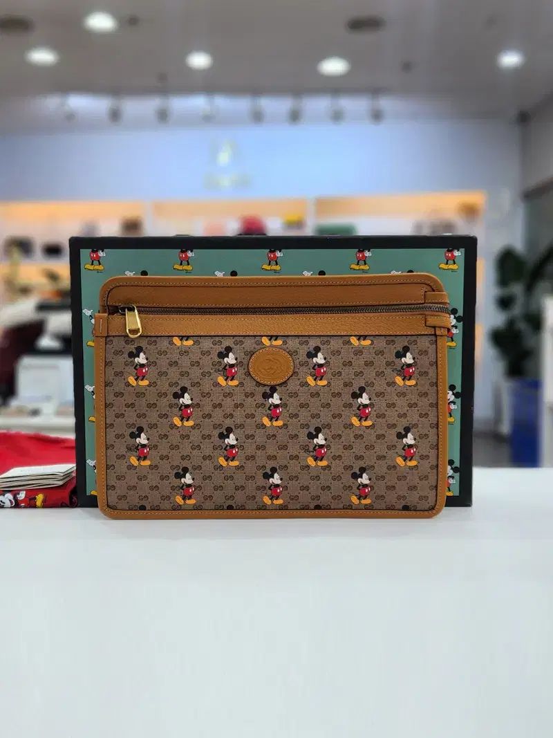 グッチ ミッキーマウス ジッパー クラッチバッグ 602552