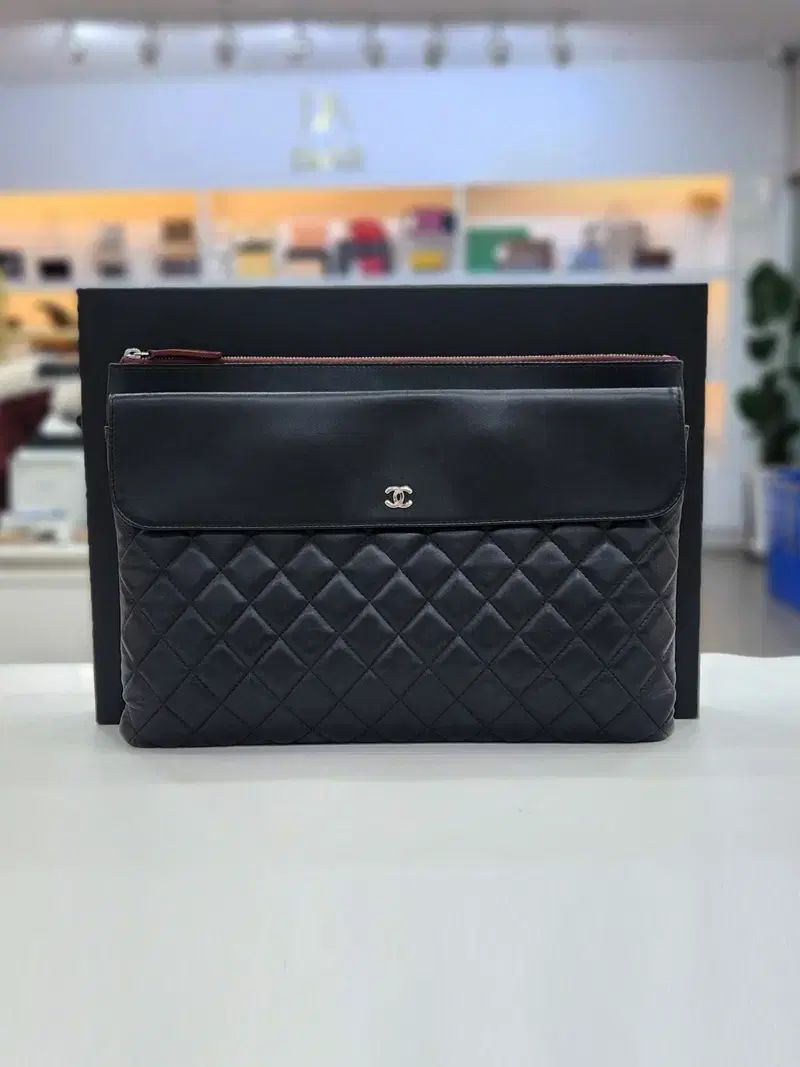 シャネル ラムスキン フラップ クラッチバッグ a82683